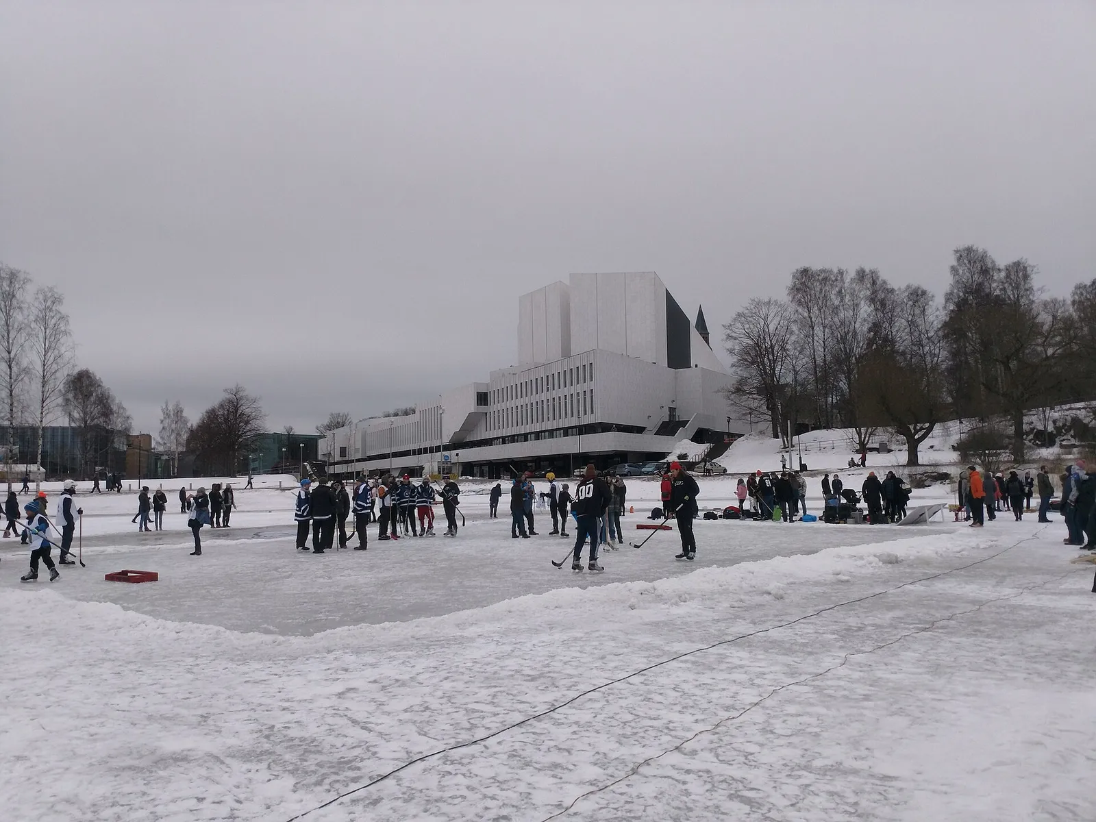 Jääkiekko-ottelu ulkojäällä