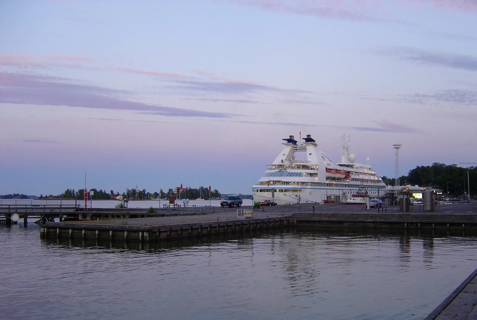 Helsingin Eteläsatama ja kaupungin siluetti