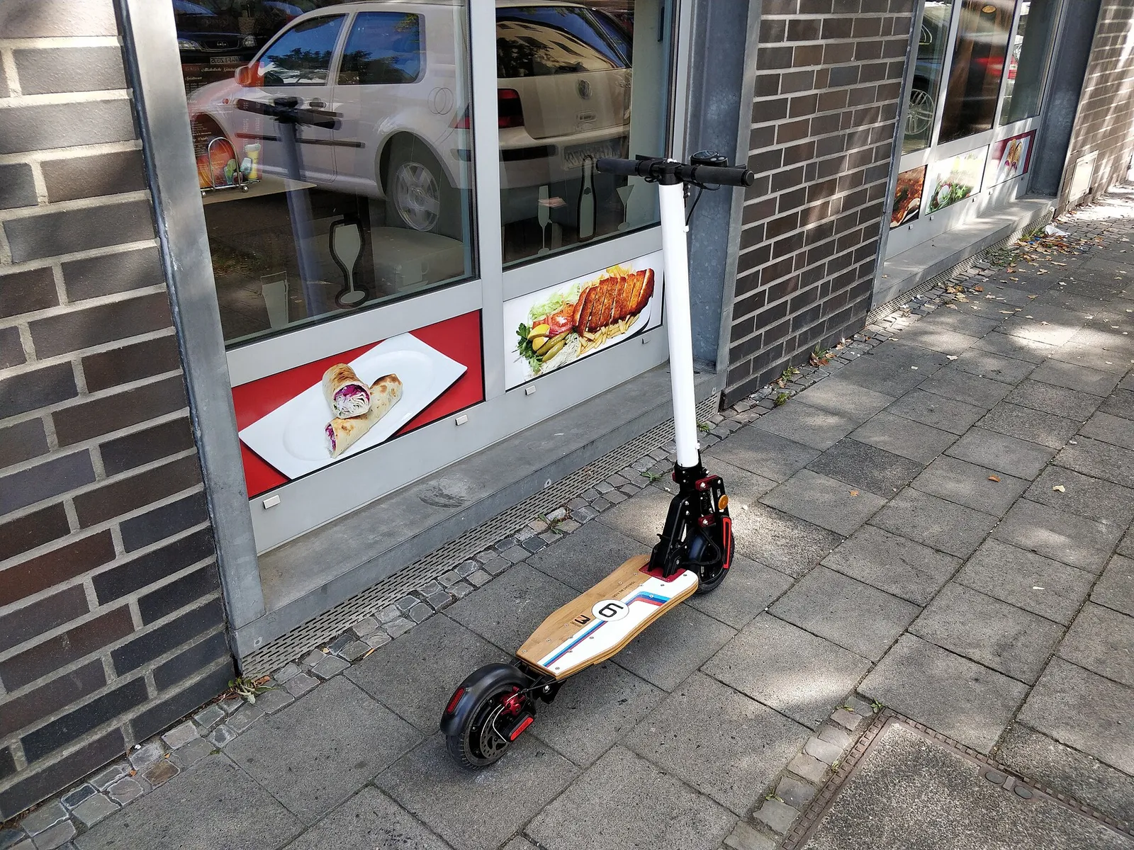 Sähköpotkulauta kadulla