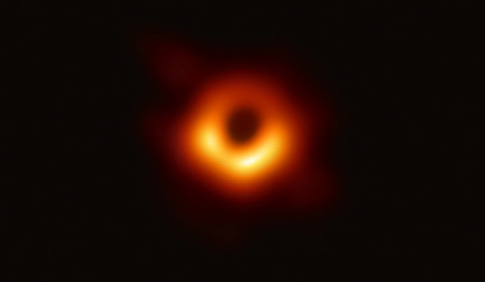 Event Horizon Telescopen kuva galaksin M87 keskustan mustasta aukosta