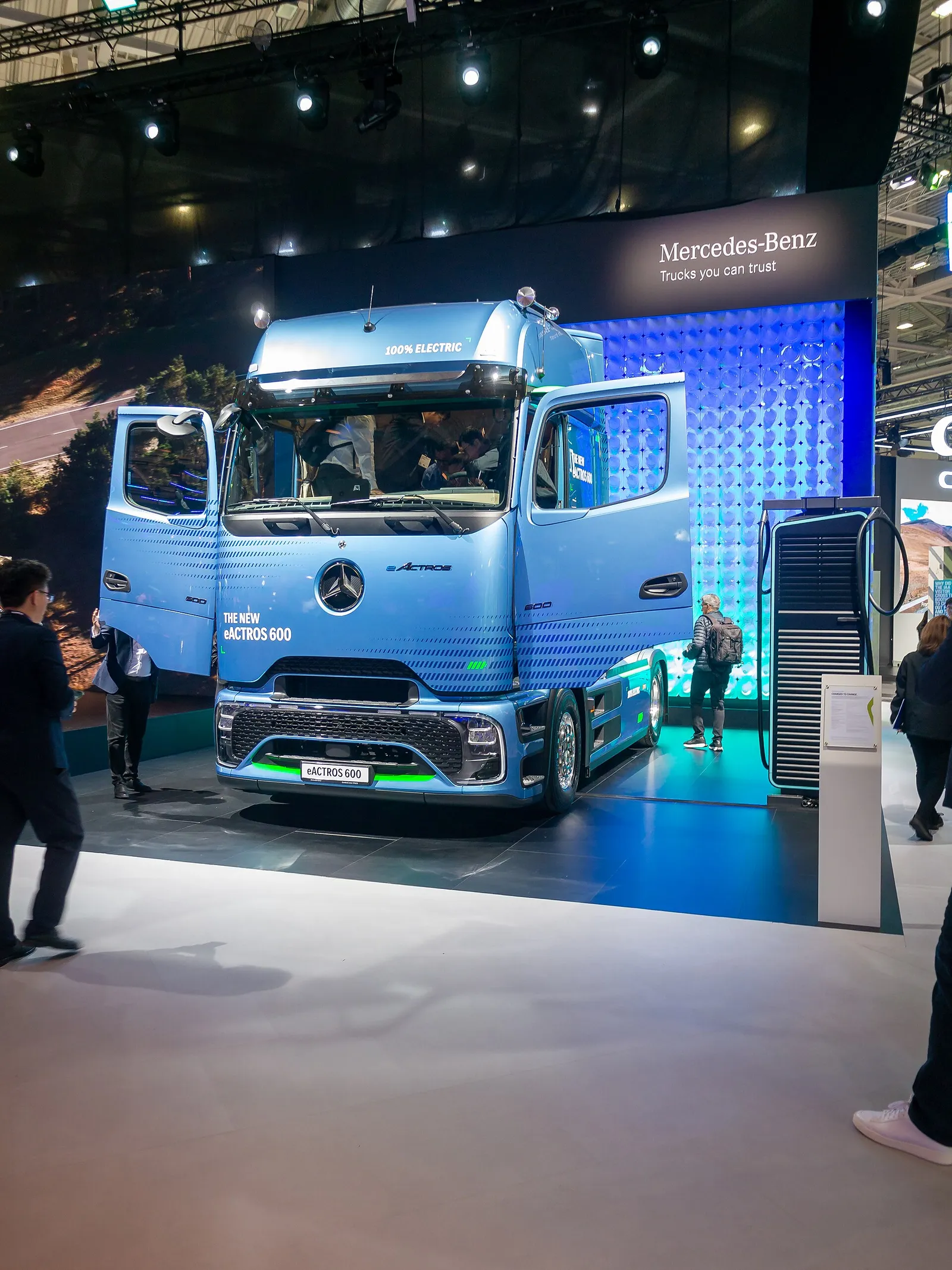 Daimlerin sähkökuorma-auto (kuvituskuva)