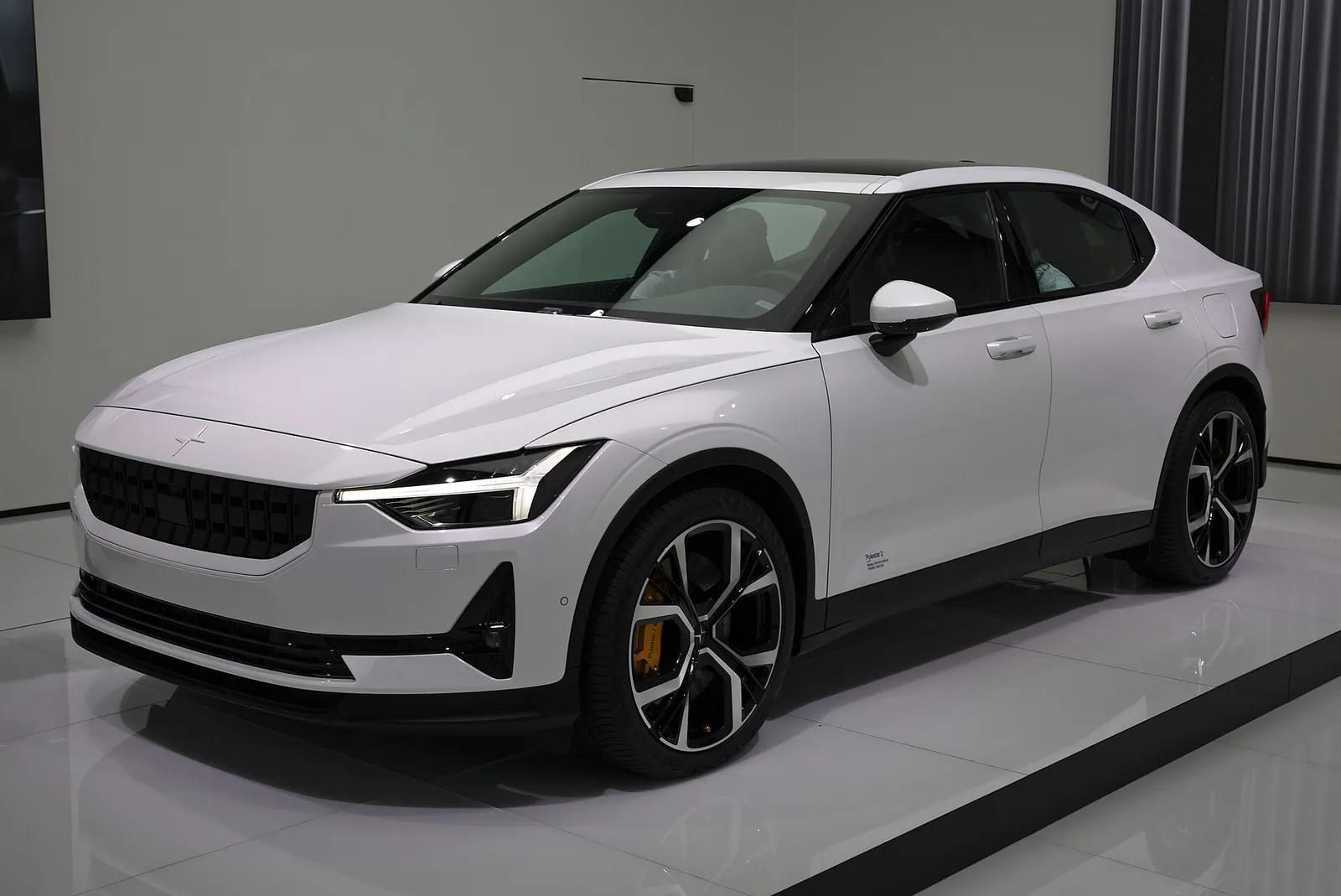 Polestar 2 -sähköauto esittelytilassa