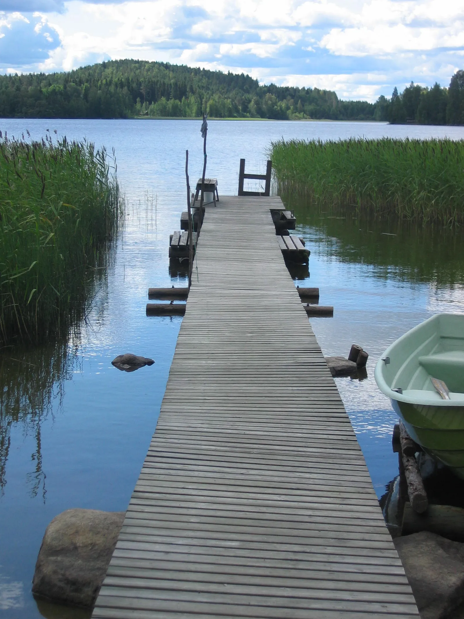 Kesämökin laituri järven rannalla (kuvituskuva)