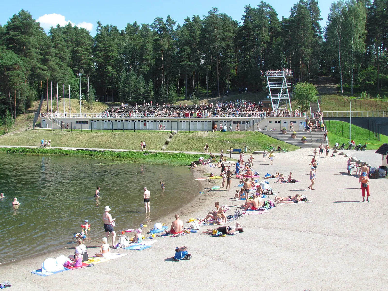 Maauimala täynnä ihmisiä kesäpäivänä