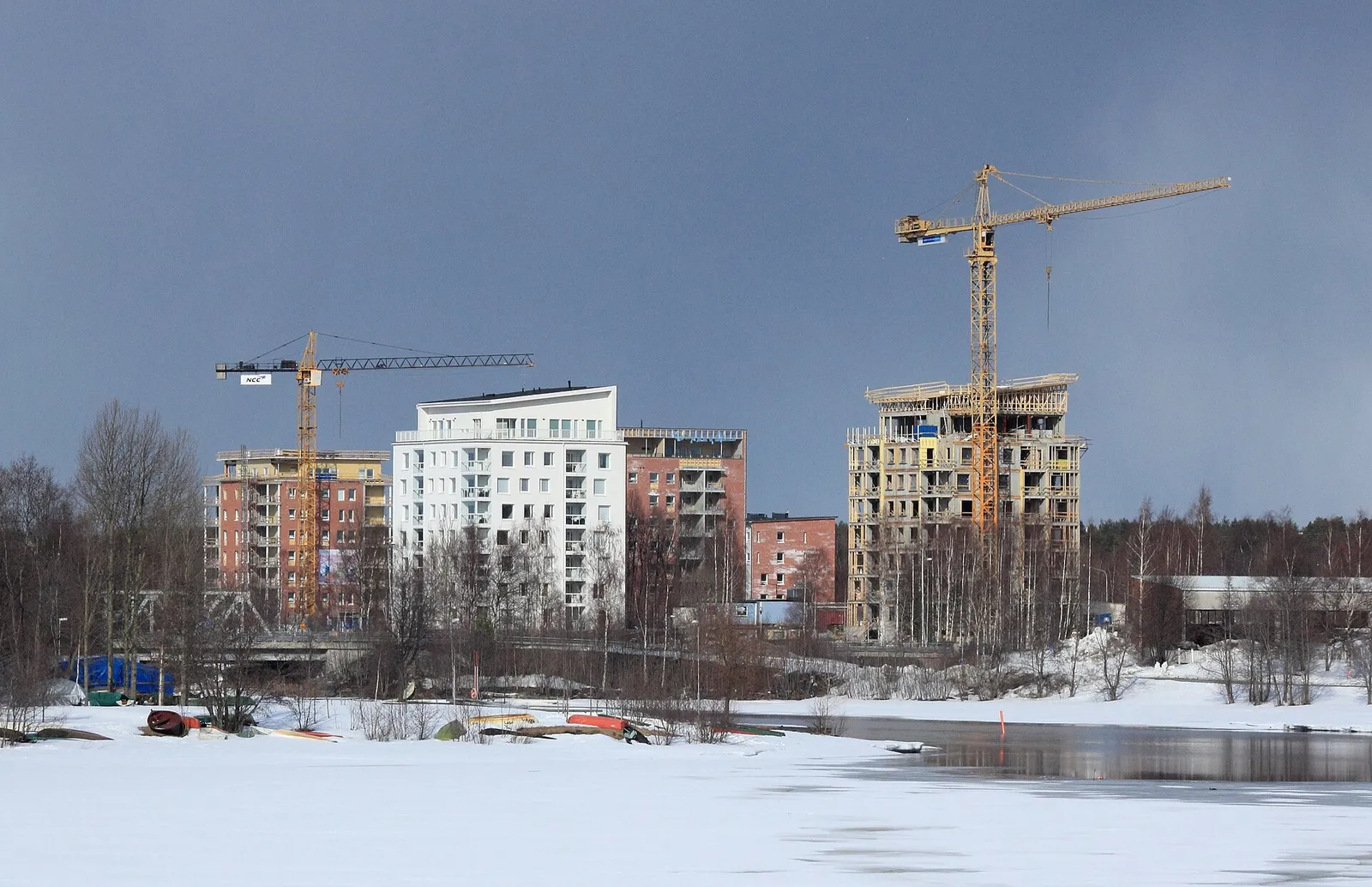 Kerrostaloja rakenteilla nostureineen Suomessa