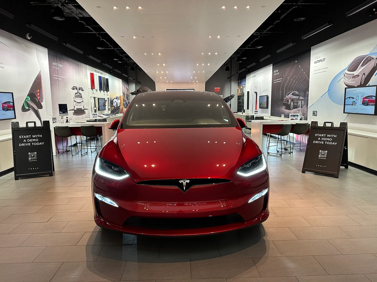Tesla-auto myymälässä