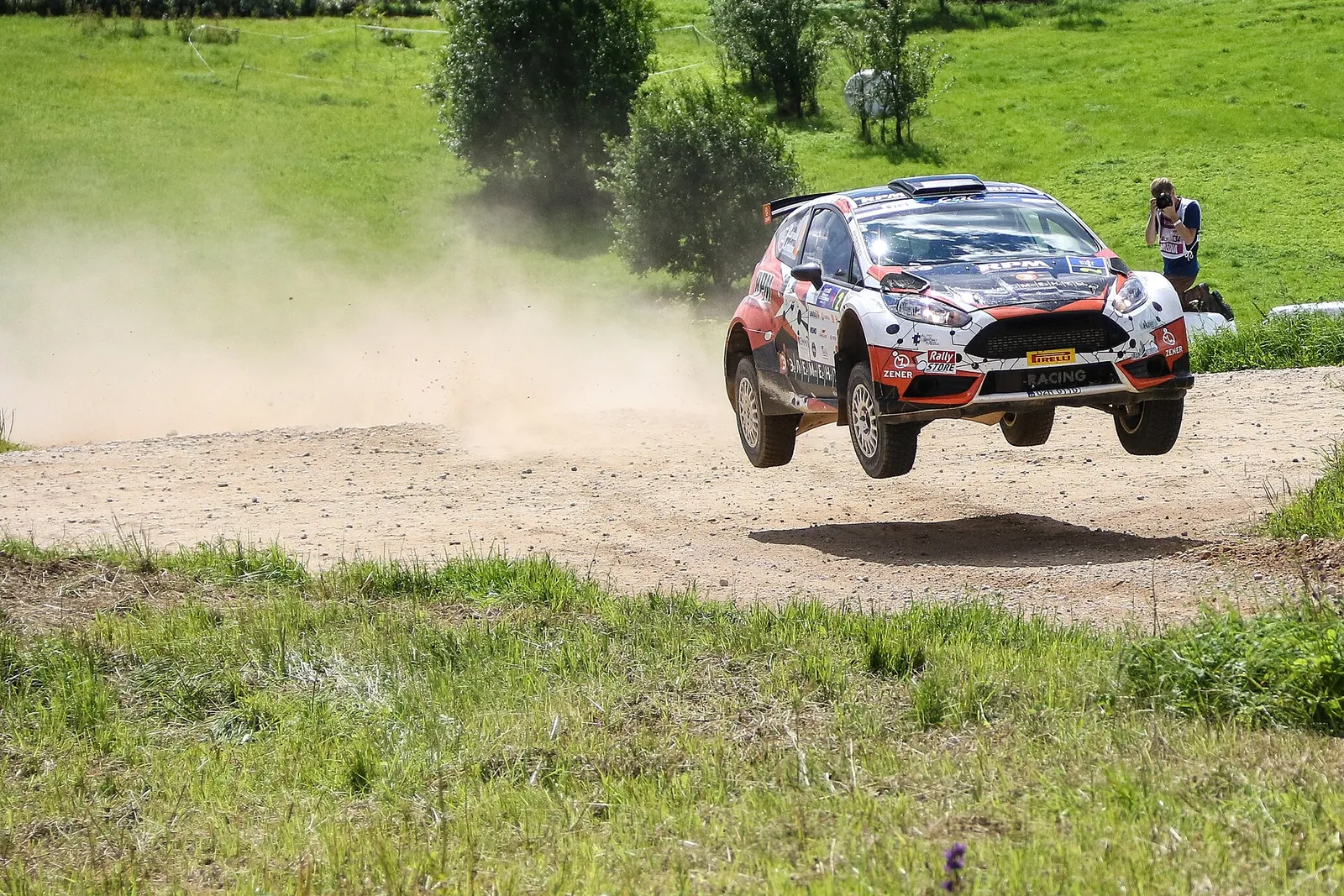 Rallauto kaasuttaa soratiellä Viron rallissa