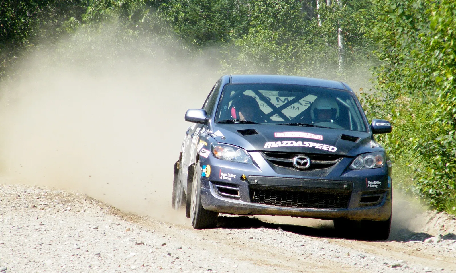 Ralliauto soratiellä