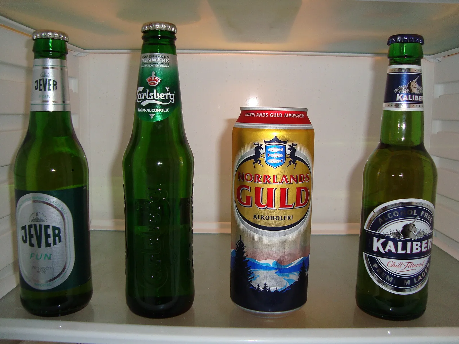 Neljä alkoholitonta olutta lasissa