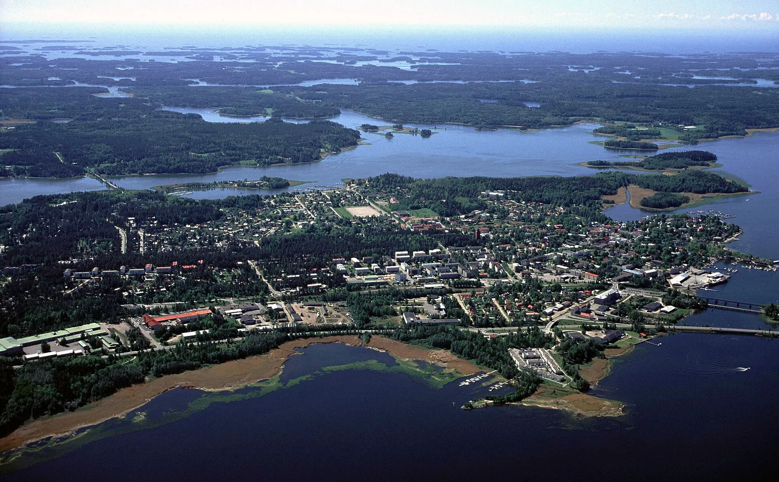 Ilmakuva pienestä suomalaisesta rannikkokaupungista kesällä