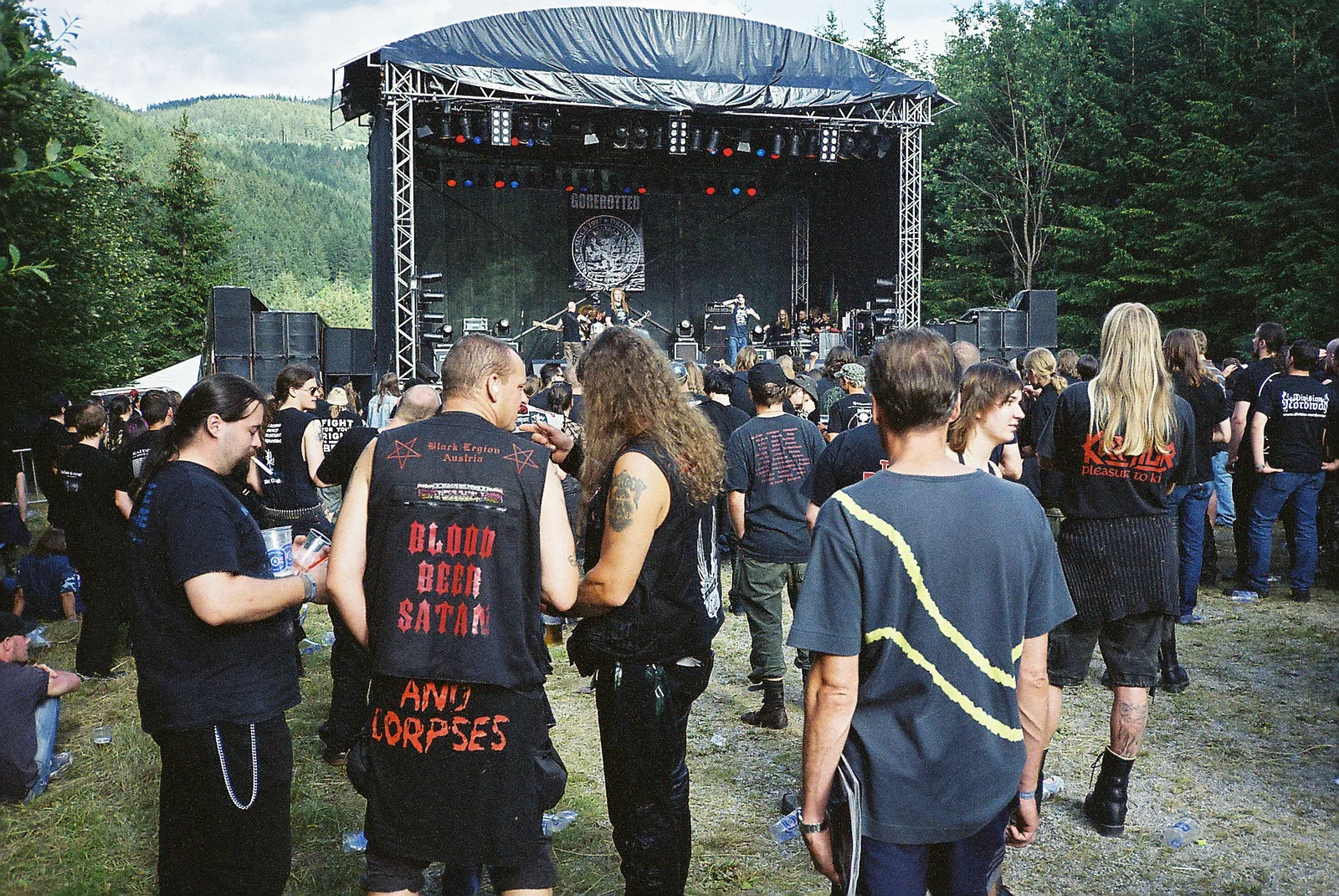 Yleisöä metallifestivaalin lavan edessä
