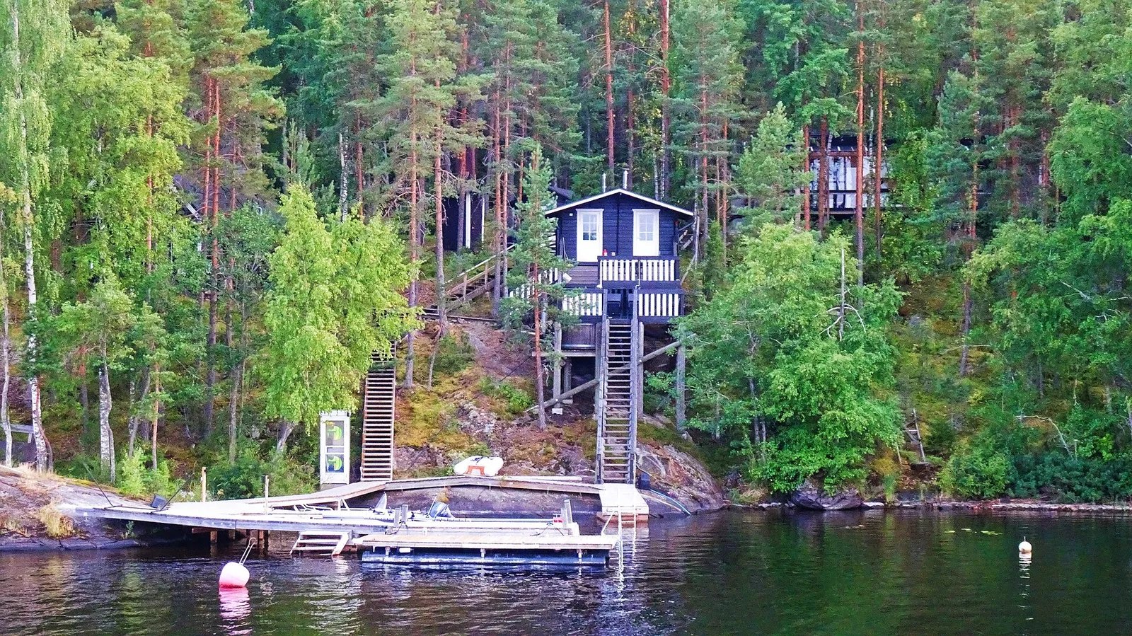 Suomalainen kesämökki järven rannalla