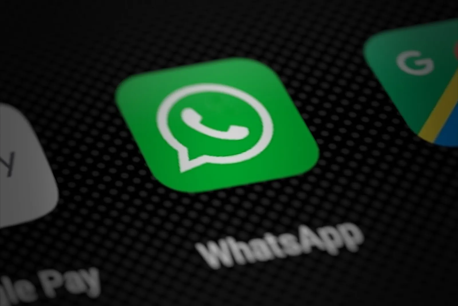 WhatsApp-sovelluksen kuvake puhelimen näytöllä (kuvituskuva)